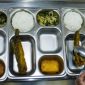 Petugas menyiapkan menu Makan Bergizi Gratis (MBG) yang dikelola Jimmy Hantu di SPPG Mutiara Keraton Solo, Tamansari, Bogor, Selasa (16/12/2025). [Suara.com/Alfian Winanto]