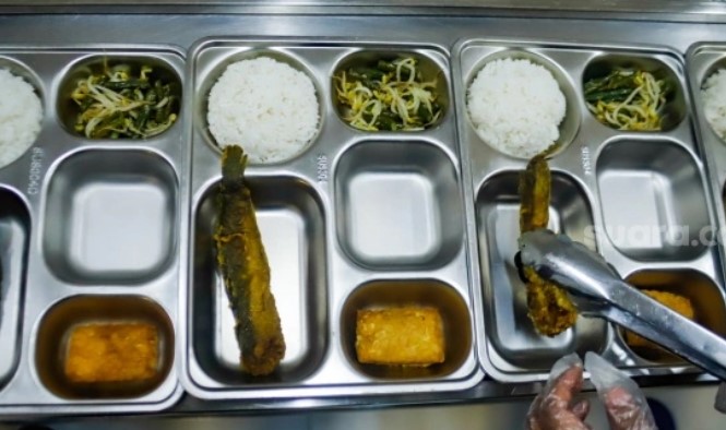 Petugas menyiapkan menu Makan Bergizi Gratis (MBG) yang dikelola Jimmy Hantu di SPPG Mutiara Keraton Solo, Tamansari, Bogor, Selasa (16/12/2025). [Suara.com/Alfian Winanto]