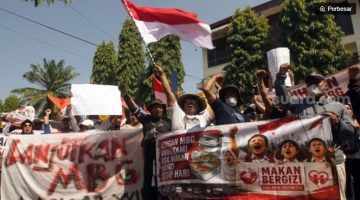 Massa aksi membawa poster dan spanduk saat menggelar aksi damai mendukung keberlanjutan Program Makan Bergizi Gratis (MBG) di Trenggalek, Jawa Timur, Senin (22/6/2026). ANTARA FOTO/Destyan Sujarwoko].