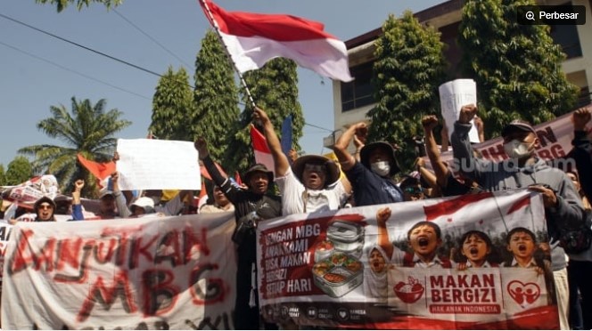 Massa aksi membawa poster dan spanduk saat menggelar aksi damai mendukung keberlanjutan Program Makan Bergizi Gratis (MBG) di Trenggalek, Jawa Timur, Senin (22/6/2026). ANTARA FOTO/Destyan Sujarwoko].