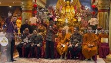 Menteri Agama RI Nasaruddin Umar alias Gus Umar menghadiri perayaan Hari Tri Suci Waisak 2570 T.B. di Wihara Ekayana Arama Indonesia Buddhist Centre, Duri Kepa, Jakarta Barat, Minggu 31 Mei 2026. [Istimewa] 