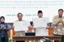 Menteri Dalam Negeri (Mendagri) Muhammad Tito Karnavian bersama Menteri Agraria dan Tata Ruang/Kepala Badan Pertanahan Nasional (ATR/BPN) Nusron Wahid menandatangani Surat Edaran Bersama (SEB). (Dok: Kemendagri) 