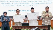 Menteri Dalam Negeri (Mendagri) Muhammad Tito Karnavian bersama Menteri Agraria dan Tata Ruang/Kepala Badan Pertanahan Nasional (ATR/BPN) Nusron Wahid menandatangani Surat Edaran Bersama (SEB). (Dok: Kemendagri) 