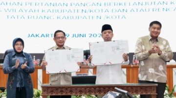 Menteri Dalam Negeri (Mendagri) Muhammad Tito Karnavian bersama Menteri Agraria dan Tata Ruang/Kepala Badan Pertanahan Nasional (ATR/BPN) Nusron Wahid menandatangani Surat Edaran Bersama (SEB). (Dok: Kemendagri) 