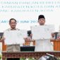Menteri Dalam Negeri (Mendagri) Muhammad Tito Karnavian bersama Menteri Agraria dan Tata Ruang/Kepala Badan Pertanahan Nasional (ATR/BPN) Nusron Wahid menandatangani Surat Edaran Bersama (SEB). (Dok: Kemendagri) 