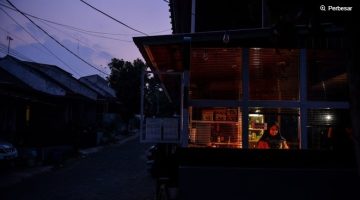 IESR menyatakan bahwa krisis pasokan batubara domestik menyebabkan pemadaman listrik bergilir di sejumlah wilayah Indonesia. Foto: Warga Kabupaten Bandung, Jawa Barat menyalakan lilin akibat pemadaman bergilir pada Juni 2026. [Antara] 