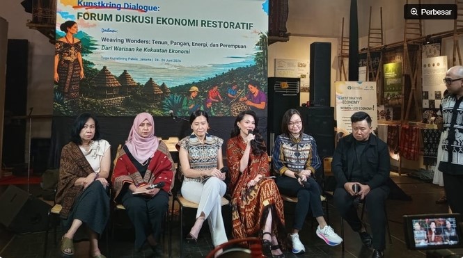 Diskusi dalam pameran Weaving Wonders: Tenun, Pangan, Energi, dan Perempuan—Dari Warisan ke Kekuatan Ekonomi. (Dok. Ist) 
