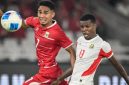 Pesepak bola Timnas Indonesia Marselino Ferdinan (kiri) berebut bola dengan pesepak bola Timnas Mozambik Valter Antonio Dauce Nhacussa (kanan) dalam laga FIFA Matchday di Stadion Utama Gelora Bung Karno (SUGBK), Senayan, Jakarta, Selasa (9/6/2026). [ANTARA FOTO/M Risyal Hidayat/nym]
