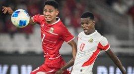 Pesepak bola Timnas Indonesia Marselino Ferdinan (kiri) berebut bola dengan pesepak bola Timnas Mozambik Valter Antonio Dauce Nhacussa (kanan) dalam laga FIFA Matchday di Stadion Utama Gelora Bung Karno (SUGBK), Senayan, Jakarta, Selasa (9/6/2026). [ANTARA FOTO/M Risyal Hidayat/nym]
