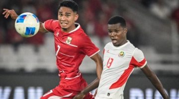 Pesepak bola Timnas Indonesia Marselino Ferdinan (kiri) berebut bola dengan pesepak bola Timnas Mozambik Valter Antonio Dauce Nhacussa (kanan) dalam laga FIFA Matchday di Stadion Utama Gelora Bung Karno (SUGBK), Senayan, Jakarta, Selasa (9/6/2026). [ANTARA FOTO/M Risyal Hidayat/nym]
