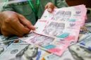Pelemahan nilai tukar rupiah hingga menembus Rp17.800 per dolar AS memicu kenaikan harga bahan makanan, deterjen, popok, ponsel hingga mobil. [Suara.com/Alfian Winanto] 