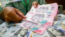 Pelemahan nilai tukar rupiah hingga menembus Rp17.800 per dolar AS memicu kenaikan harga bahan makanan, deterjen, popok, ponsel hingga mobil. [Suara.com/Alfian Winanto] 