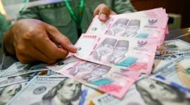 Pelemahan nilai tukar rupiah hingga menembus Rp17.800 per dolar AS memicu kenaikan harga bahan makanan, deterjen, popok, ponsel hingga mobil. [Suara.com/Alfian Winanto] 