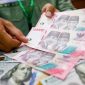 Pelemahan nilai tukar rupiah hingga menembus Rp17.800 per dolar AS memicu kenaikan harga bahan makanan, deterjen, popok, ponsel hingga mobil. [Suara.com/Alfian Winanto] 
