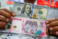 Nilai tukar rupiah menguat 128 poin ke level Rp17.860 per dolar AS pada perdagangan Jumat, 12 Juni 2026. Demonstrasi mahasiswa yang berlangsung kondusif disebut turut memperkuat nilai tukar rupiah. [Suara.com/Alfian Winanto] 