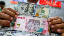 Nilai tukar rupiah menguat 128 poin ke level Rp17.860 per dolar AS pada perdagangan Jumat, 12 Juni 2026. Demonstrasi mahasiswa yang berlangsung kondusif disebut turut memperkuat nilai tukar rupiah. [Suara.com/Alfian Winanto] 