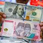 Nilai tukar rupiah menguat 128 poin ke level Rp17.860 per dolar AS pada perdagangan Jumat, 12 Juni 2026. Demonstrasi mahasiswa yang berlangsung kondusif disebut turut memperkuat nilai tukar rupiah. [Suara.com/Alfian Winanto] 