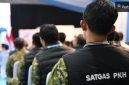 Anggota Satgas PKH mendengarkan sambutan Presiden Prabowo Subianto dalam acara penyerahan denda administratif dan lahan hutan hasil penindakan Satgas PKH di Kantor Kejaksaan Agung, Jakarta, 13 Mei 2026. [BPMI Setpres].