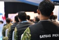 Anggota Satgas PKH mendengarkan sambutan Presiden Prabowo Subianto dalam acara penyerahan denda administratif dan lahan hutan hasil penindakan Satgas PKH di Kantor Kejaksaan Agung, Jakarta, 13 Mei 2026. [BPMI Setpres].