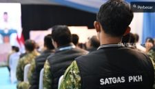 Anggota Satgas PKH mendengarkan sambutan Presiden Prabowo Subianto dalam acara penyerahan denda administratif dan lahan hutan hasil penindakan Satgas PKH di Kantor Kejaksaan Agung, Jakarta, 13 Mei 2026. [BPMI Setpres].