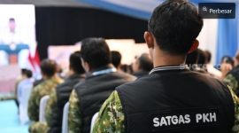 Anggota Satgas PKH mendengarkan sambutan Presiden Prabowo Subianto dalam acara penyerahan denda administratif dan lahan hutan hasil penindakan Satgas PKH di Kantor Kejaksaan Agung, Jakarta, 13 Mei 2026. [BPMI Setpres].