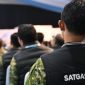 Anggota Satgas PKH mendengarkan sambutan Presiden Prabowo Subianto dalam acara penyerahan denda administratif dan lahan hutan hasil penindakan Satgas PKH di Kantor Kejaksaan Agung, Jakarta, 13 Mei 2026. [BPMI Setpres].