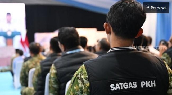 Anggota Satgas PKH mendengarkan sambutan Presiden Prabowo Subianto dalam acara penyerahan denda administratif dan lahan hutan hasil penindakan Satgas PKH di Kantor Kejaksaan Agung, Jakarta, 13 Mei 2026. [BPMI Setpres].