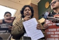 Tim Advokasi untuk Demokrasi menyerahkan surat permohonan penghentian perkara kasus penyiraman air keras terhadap aktivis Andrie Yunus ke Pengadilan Militer II-08 Jakarta, Senin (8/6/2026). (Suara.com/Dinda Pramesti K)