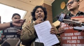 Tim Advokasi untuk Demokrasi menyerahkan surat permohonan penghentian perkara kasus penyiraman air keras terhadap aktivis Andrie Yunus ke Pengadilan Militer II-08 Jakarta, Senin (8/6/2026). (Suara.com/Dinda Pramesti K)