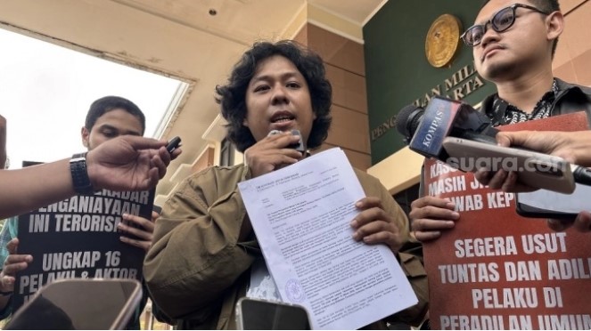 Tim Advokasi untuk Demokrasi menyerahkan surat permohonan penghentian perkara kasus penyiraman air keras terhadap aktivis Andrie Yunus ke Pengadilan Militer II-08 Jakarta, Senin (8/6/2026). (Suara.com/Dinda Pramesti K)