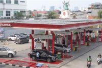 Pengendara mengisi bensin untuk kendaraannya di SPBU Pertamina, kawasan Palmerah, Jakarta, Jumat (8/5/2026). [Suara.com/Alfian Winanto] 