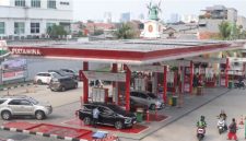 Pengendara mengisi bensin untuk kendaraannya di SPBU Pertamina, kawasan Palmerah, Jakarta, Jumat (8/5/2026). [Suara.com/Alfian Winanto] 