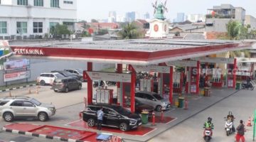 Pengendara mengisi bensin untuk kendaraannya di SPBU Pertamina, kawasan Palmerah, Jakarta, Jumat (8/5/2026). [Suara.com/Alfian Winanto] 