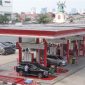 Pengendara mengisi bensin untuk kendaraannya di SPBU Pertamina, kawasan Palmerah, Jakarta, Jumat (8/5/2026). [Suara.com/Alfian Winanto] 