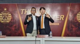 Shin Tae-yong diperkenalkan sebagai pelatih baru Persija Jakarta dalam jumpa pers di Jakarta International Stadium, Senin (8/6/2026). [Suara.com/Adie Prasetyo Nugraha]