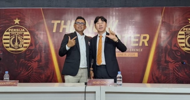 Shin Tae-yong diperkenalkan sebagai pelatih baru Persija Jakarta dalam jumpa pers di Jakarta International Stadium, Senin (8/6/2026). [Suara.com/Adie Prasetyo Nugraha]
