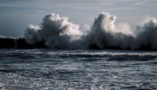 Ilustrasi tsunami (Pexels/Štpán Galle)