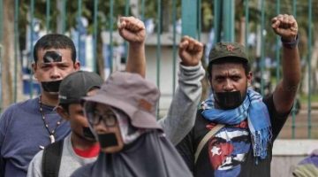 Puluhan aktivis Front Rakyat Indonesia untuk West Papua dan Aliansi Mahasiswa Papua melakukan aksi unjuk rasa bertema 