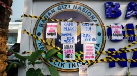 Massa menyegel Gedung Badan Gizi Nasional (BGN) di Jakarta, Rabu (10/6/2026). [Suara.com/Alfian Winanto] 