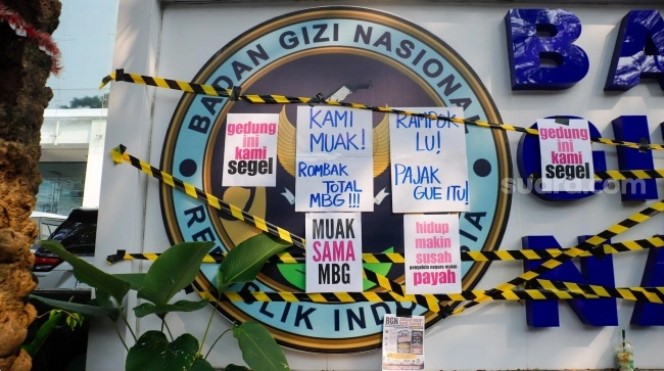 Massa menyegel Gedung Badan Gizi Nasional (BGN) di Jakarta, Rabu (10/6/2026). [Suara.com/Alfian Winanto] 