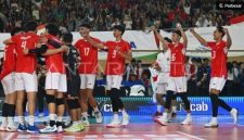 Sejumlah pevoli putra dan tim pelatih Timnas Indonesia berselebrasi usai menjuarai leg 2 SEA Volley League 2025. (Dok. Antara)