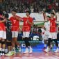 Sejumlah pevoli putra dan tim pelatih Timnas Indonesia berselebrasi usai menjuarai leg 2 SEA Volley League 2025. (Dok. Antara)