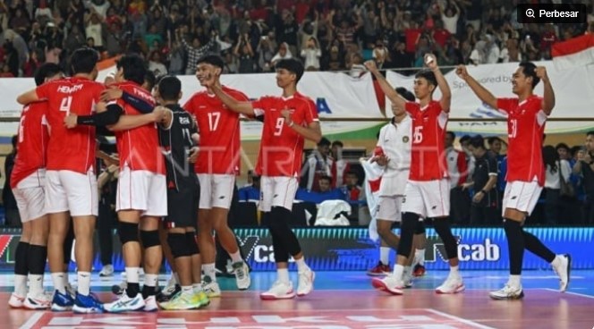 Sejumlah pevoli putra dan tim pelatih Timnas Indonesia berselebrasi usai menjuarai leg 2 SEA Volley League 2025. (Dok. Antara)