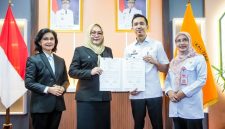 Penjabat Sekretaris Daerah Provinsi Kalimantan Tengah Linae Victoria Aden memimpin prosesi Serah Terima Jabatan (Sertijab) Kepala Organisasi Perangkat Daerah di Ruang Bajakah, Kantor Gubernur Kalimantan Tengah. Sertijab dilakukan sebagai bagian dari penyegaran birokrasi untuk memperkuat sinergi dan meningkatkan kualitas pelayanan publik di lingkungan Pemerintah Provinsi Kalimantan Tengah. Rabu (1/7/2026).