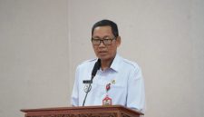Staf Ahli Gubernur Bidang Ekonomi, Keuangan, dan Pembangunan Yuas Elko membuka Sosialisasi Kajian Risiko Bencana dan Perhitungan Indeks Ketahanan Daerah (IKD) Provinsi Kalimantan Tengah Tahun 2026 di Aula Kantor BPB-PK Provinsi Kalimantan Tengah, Rabu (1/7/26).
