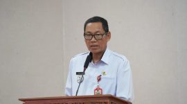 Staf Ahli Gubernur Bidang Ekonomi, Keuangan, dan Pembangunan Yuas Elko membuka Sosialisasi Kajian Risiko Bencana dan Perhitungan Indeks Ketahanan Daerah (IKD) Provinsi Kalimantan Tengah Tahun 2026 di Aula Kantor BPB-PK Provinsi Kalimantan Tengah, Rabu (1/7/26).