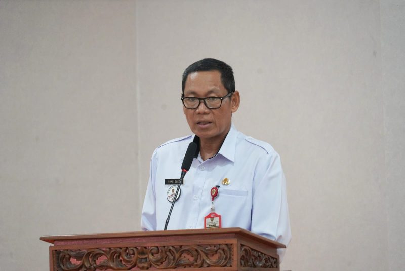 Staf Ahli Gubernur Bidang Ekonomi, Keuangan, dan Pembangunan Yuas Elko membuka Sosialisasi Kajian Risiko Bencana dan Perhitungan Indeks Ketahanan Daerah (IKD) Provinsi Kalimantan Tengah Tahun 2026 di Aula Kantor BPB-PK Provinsi Kalimantan Tengah, Rabu (1/7/26).