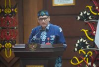 Asisten Perekonomian dan Pembangunan Setda Provinsi Kalimantan Tengah Anang Dirjo membacakan sambutan Pj. Sekretaris Daerah Linae Victoria Aden saat membuka Sosialisasi Gerakan Masyarakat Hidup Sehat (GERMAS) Tahun 2026 di Aula Eka Hapakat, Kantor Gubernur Kalimantan Tengah, Kamis (2/7/26).