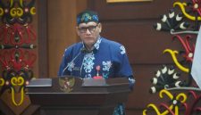 Asisten Perekonomian dan Pembangunan Setda Provinsi Kalimantan Tengah Anang Dirjo membacakan sambutan Pj. Sekretaris Daerah Linae Victoria Aden saat membuka Sosialisasi Gerakan Masyarakat Hidup Sehat (GERMAS) Tahun 2026 di Aula Eka Hapakat, Kantor Gubernur Kalimantan Tengah, Kamis (2/7/26).