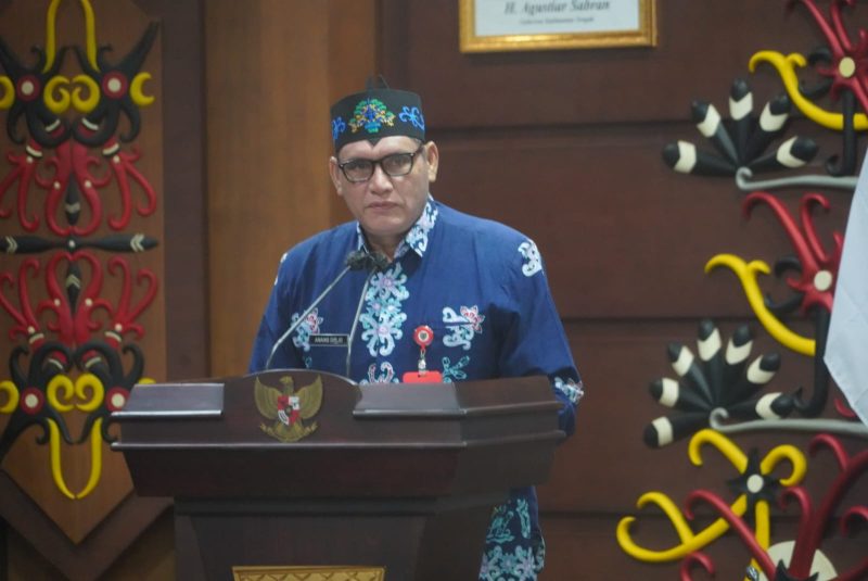 Asisten Perekonomian dan Pembangunan Setda Provinsi Kalimantan Tengah Anang Dirjo membacakan sambutan Pj. Sekretaris Daerah Linae Victoria Aden saat membuka Sosialisasi Gerakan Masyarakat Hidup Sehat (GERMAS) Tahun 2026 di Aula Eka Hapakat, Kantor Gubernur Kalimantan Tengah, Kamis (2/7/26).